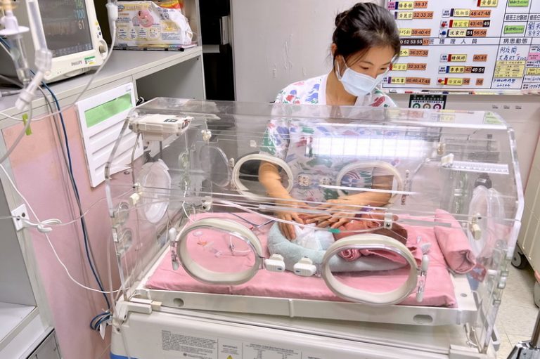Maternal voice can both make babies laugh and alleviate pain