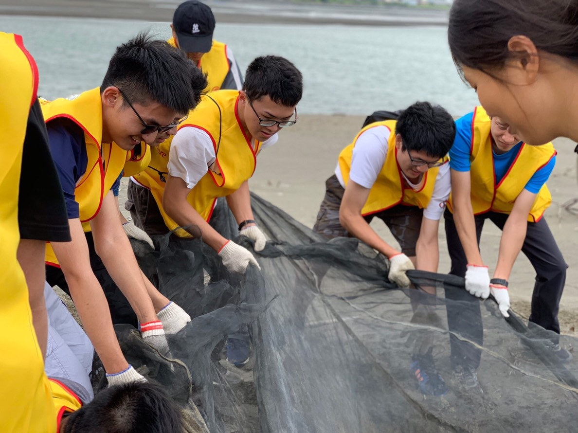 Protecting Environment is not Just a Slogan! Beach Cleanup at Nanliao to Protect Marine Life