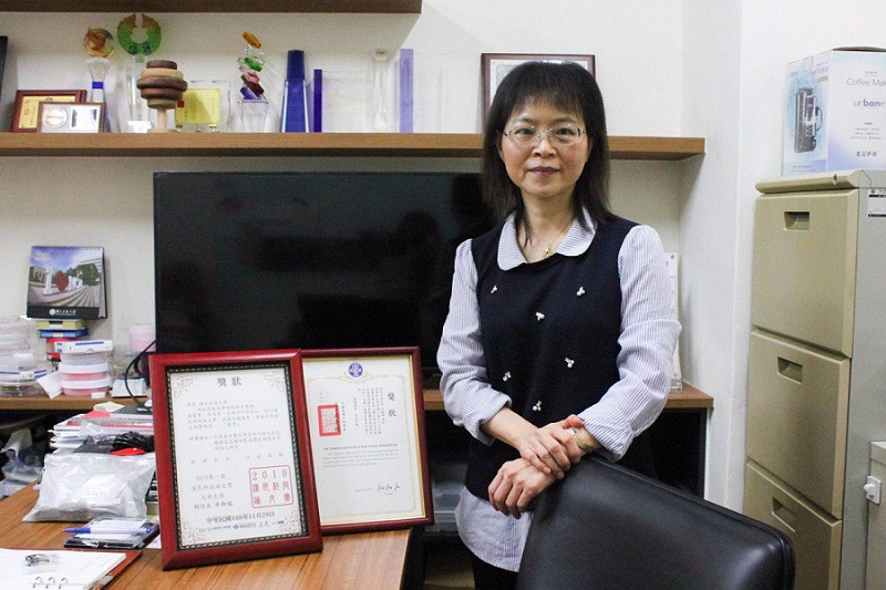 Uniting Female Power: Professor Ray-Hua Horng, First Female Winner in Optoelectronics Engineering Award in 40 Years