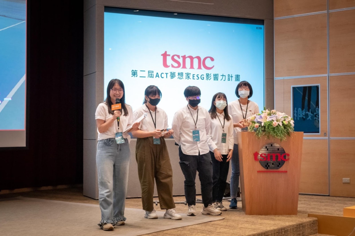 Members of our school’s women’s tennis team participated in the ESG competition and received the Best Proposal Project Team award in the TSMC group.