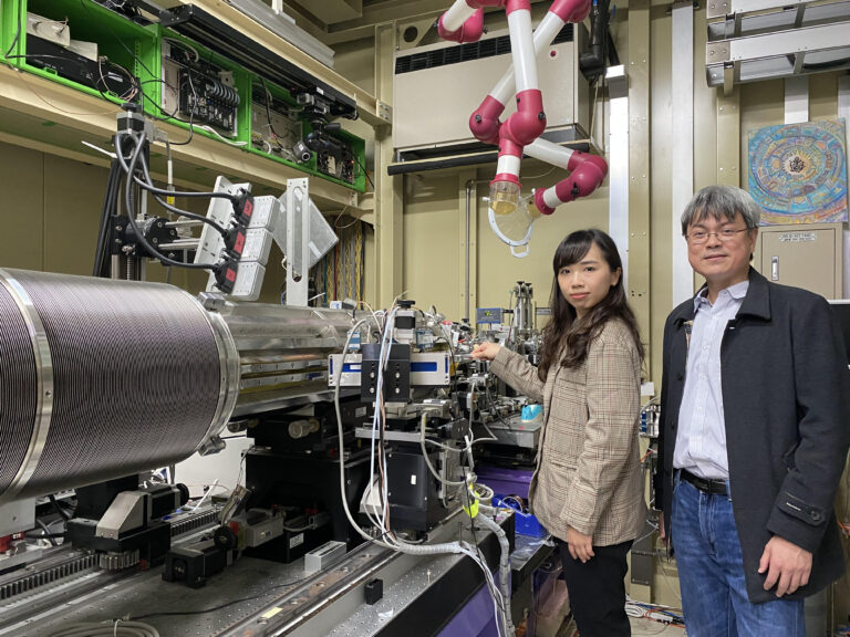 王建隆教授(右)與碩士班學生陳媛成功解析出新型鈣鈦礦太陽能電池的2d3d複合奈米結構